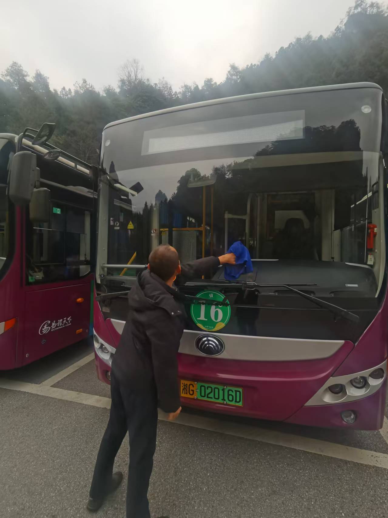 清洁行动助力景区品质提升：张家界环保客运在行动